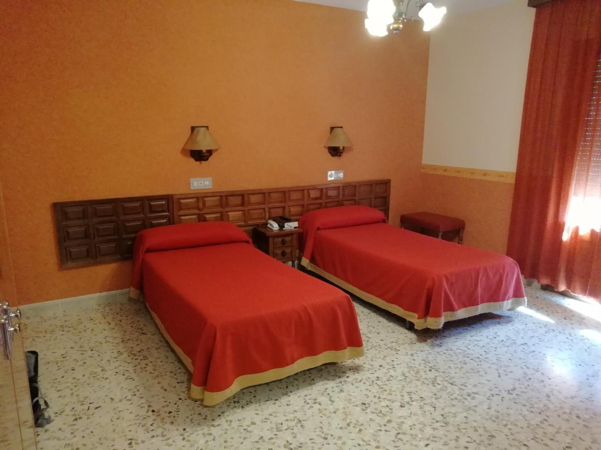 Hotel Latre Broto Bagian luar foto