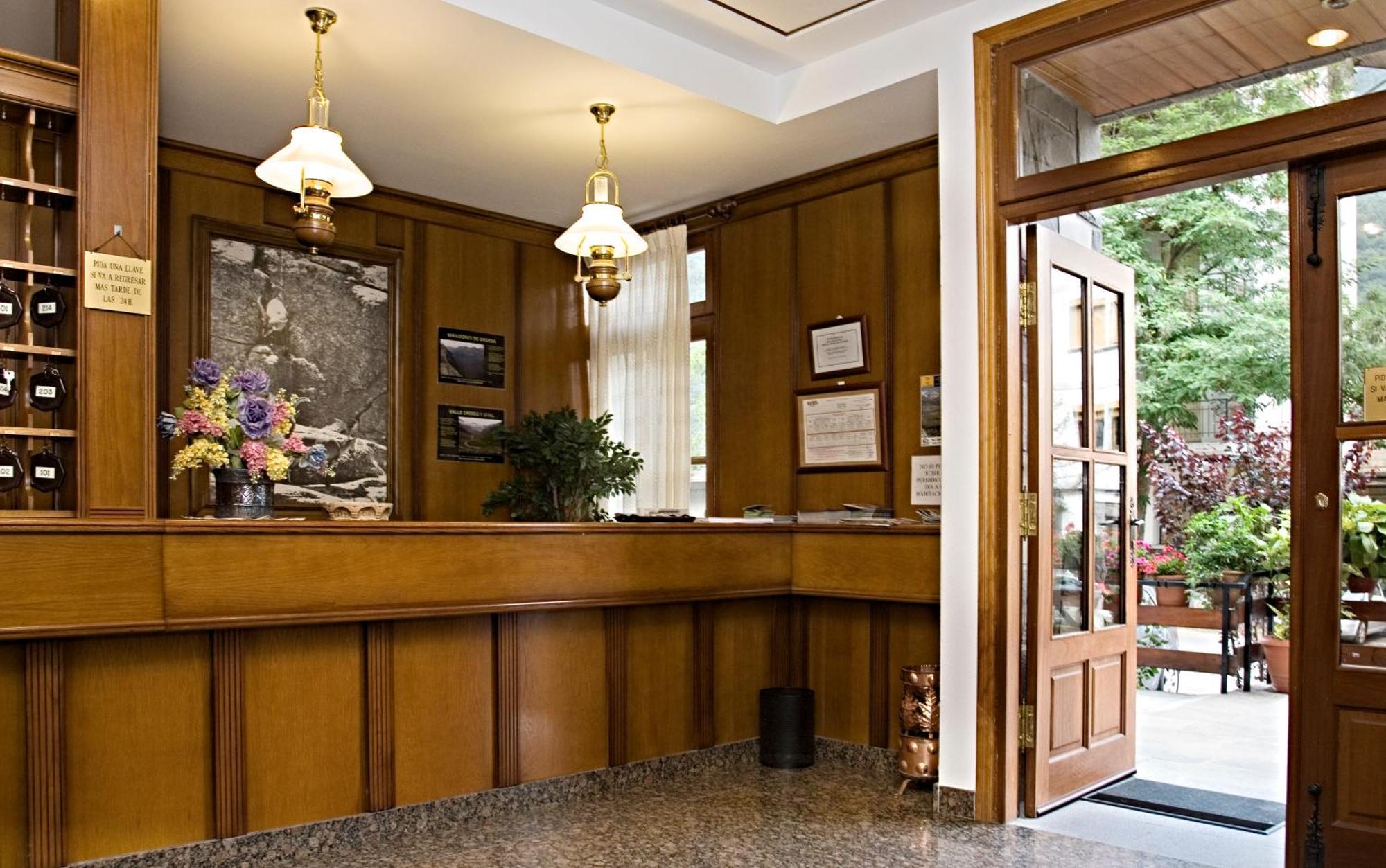 Hotel Latre Broto Bagian luar foto