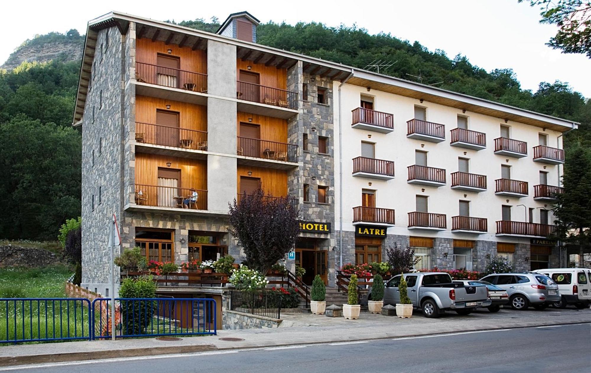 Hotel Latre Broto Bagian luar foto