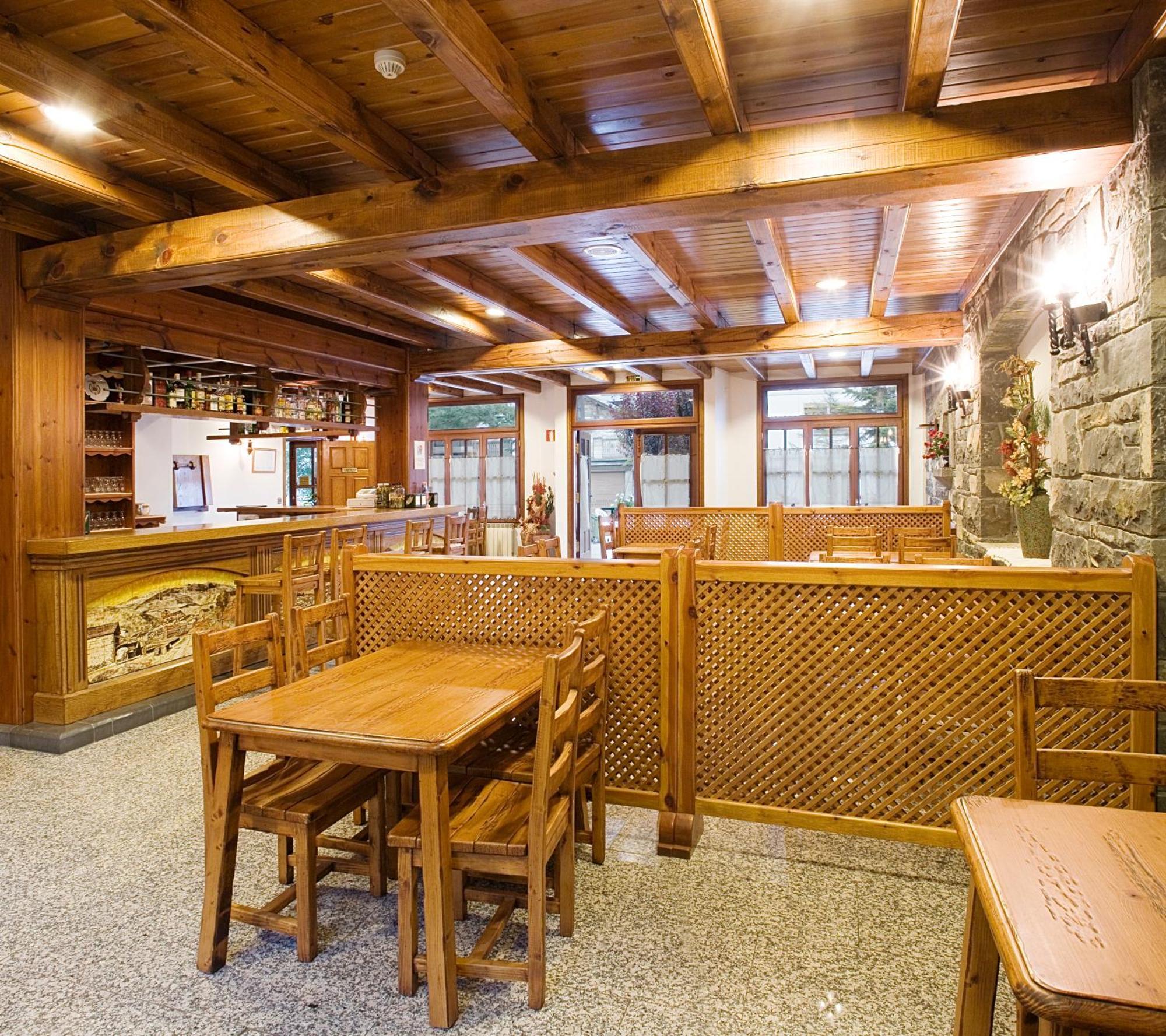 Hotel Latre Broto Bagian luar foto